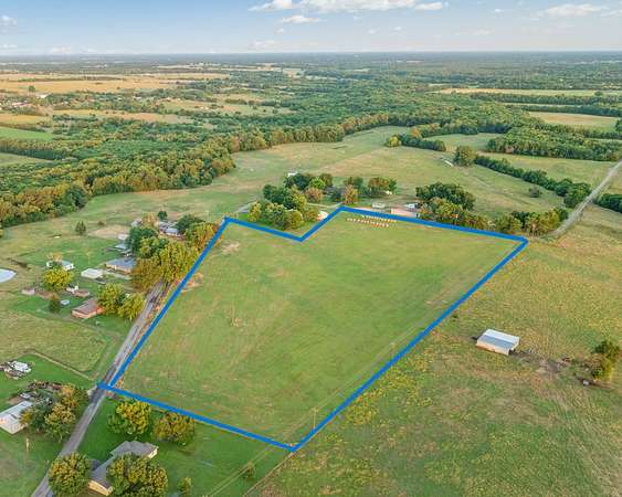 9 Acres of Residential Land for Sale in Paris, Texas
