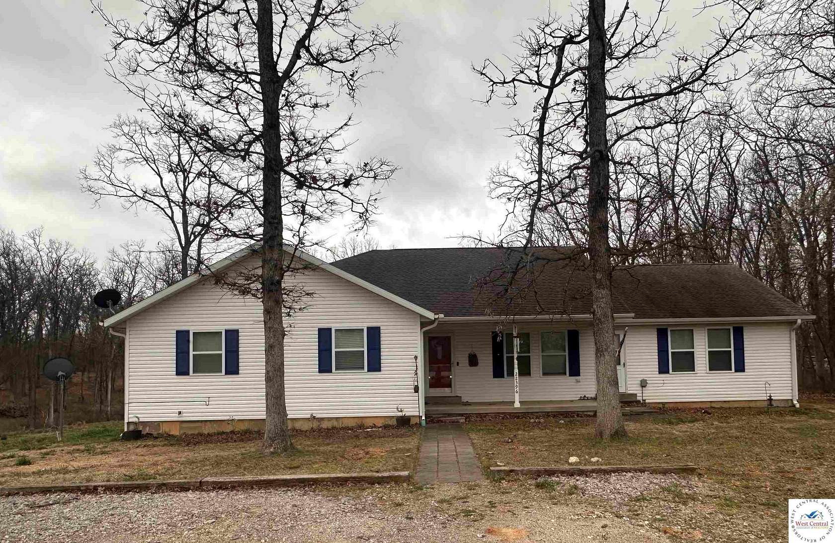 5.5 Acres of Residential Land with Home for Sale in Nevada, Missouri