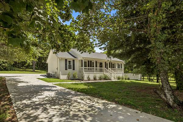 4.77 Acres of Land with Home for Sale in Columbia, Tennessee