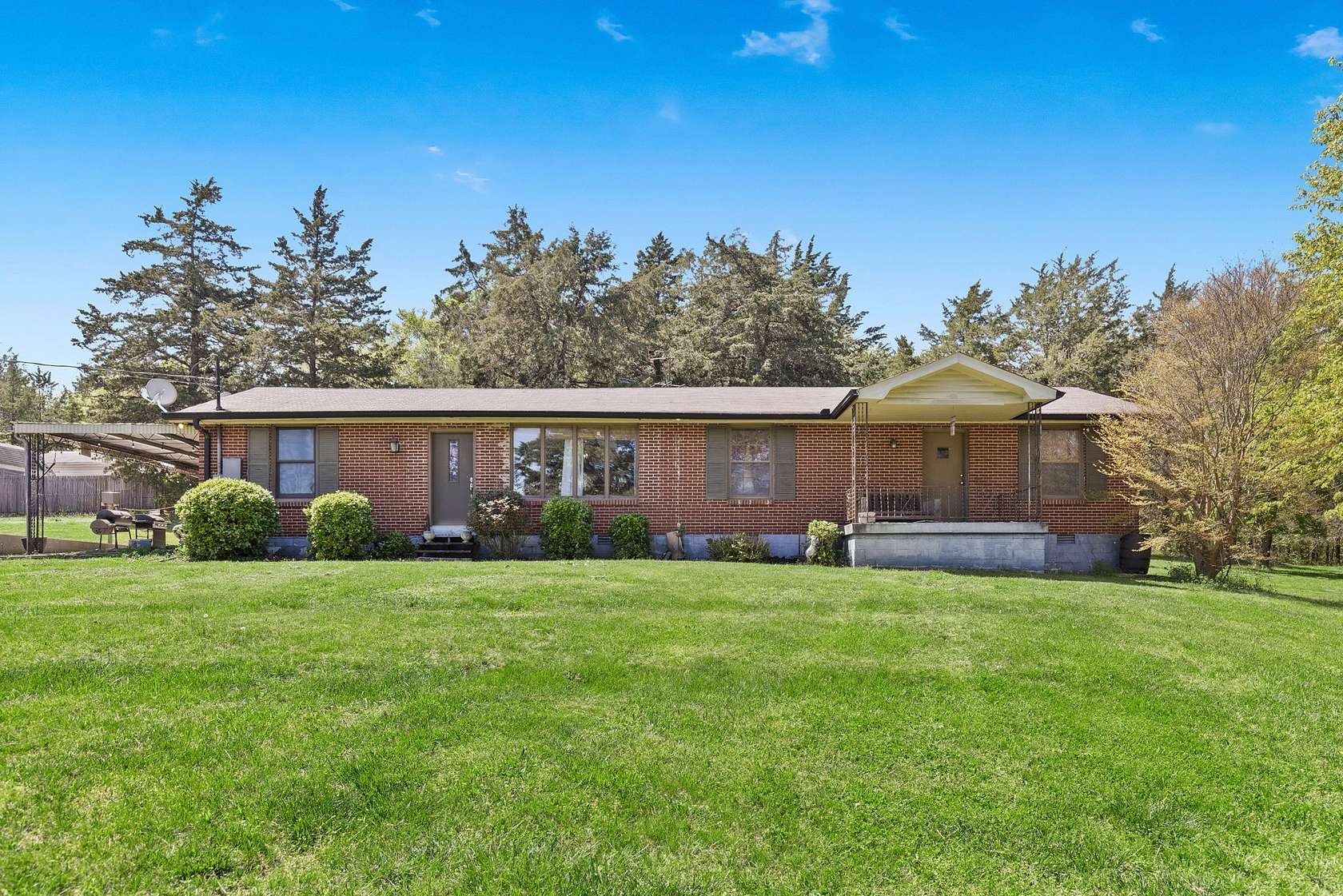 2 Acres of Residential Land with Home for Sale in Brentwood, Tennessee