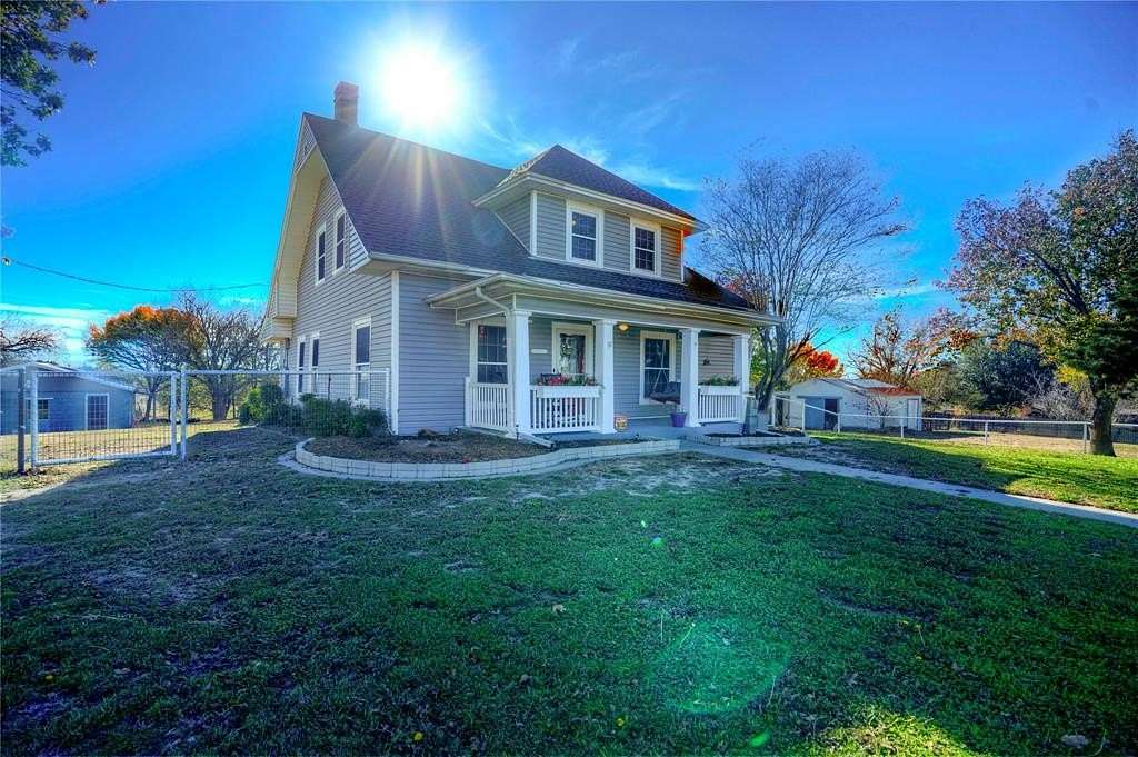 1.62 Acres of Residential Land with Home for Sale in Decatur, Texas