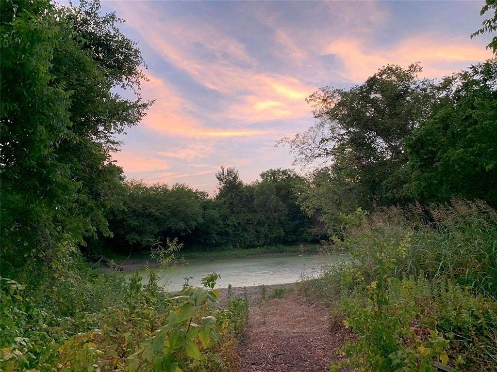 5.86 Acres of Residential Land with Home for Sale in Waxahachie, Texas