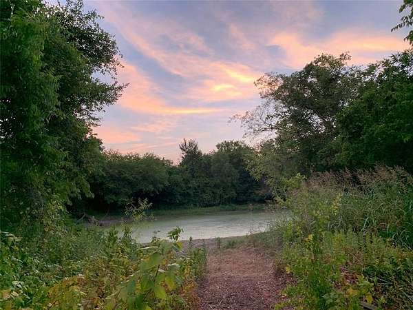 5.86 Acres of Residential Land with Home for Sale in Waxahachie, Texas