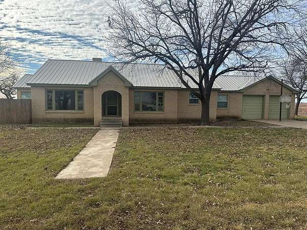 1.65 Acres of Residential Land with Home for Lease in Vancourt, Texas