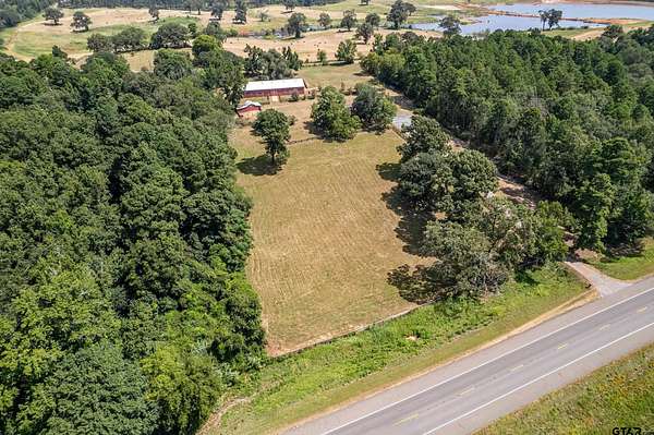 5.77 Acres of Residential Land with Home for Sale in Jacksonville, Texas