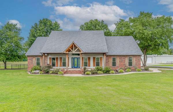 4.58 Acres of Residential Land with Home for Sale in Greenbrier, Arkansas