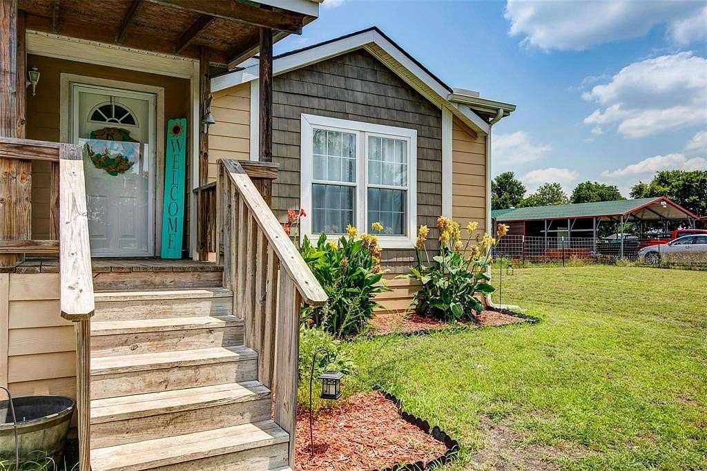 1.51 Acres of Residential Land with Home for Sale in Blue Ridge, Texas