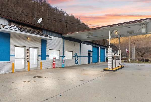 5 Acres of Improved Commercial Land for Sale in Viper, Kentucky