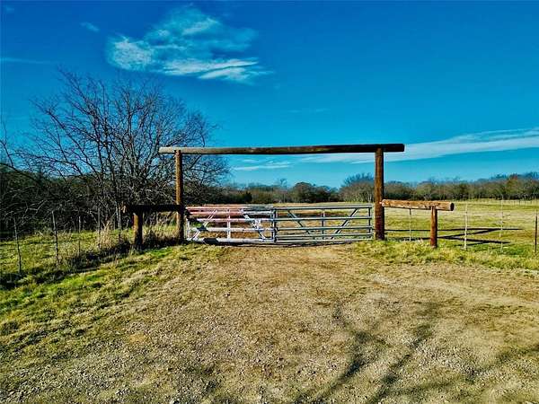5 Acres of Land for Sale in Valley View, Texas