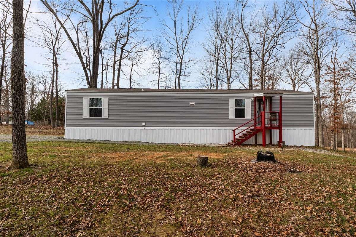 6 Acres of Residential Land with Home for Sale in Tennessee Ridge, Tennessee