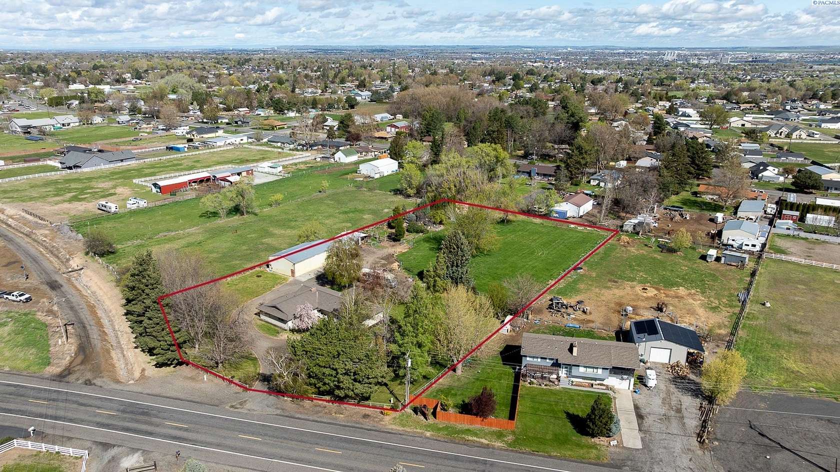 2.17 Acres of Residential Land with Home for Sale in Kennewick, Washington