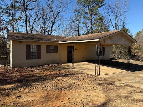 131 Acres of Recreational Land with Home for Sale in Cave City, Arkansas