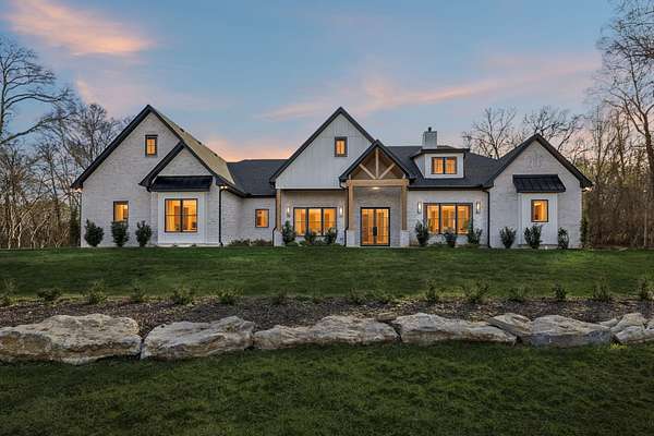 4.7 Acres of Residential Land with Home for Sale in Hendersonville, Tennessee