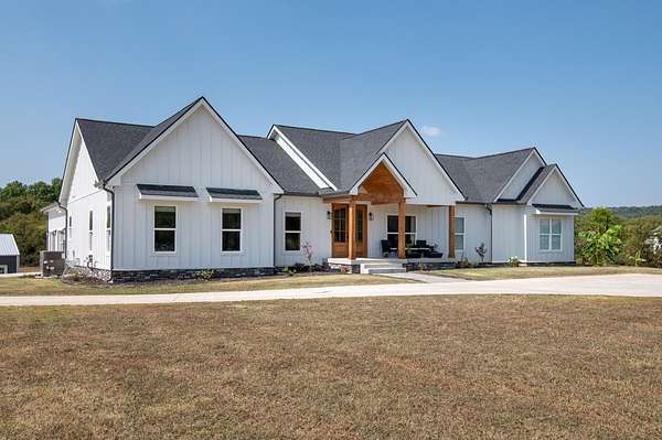 5.29 Acres of Residential Land with Home for Sale in Gallatin, Tennessee