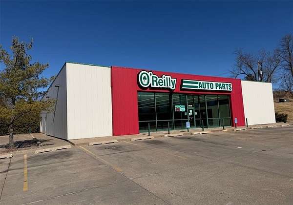 3.2 Acres of Improved Commercial Land for Sale in Davenport, Iowa