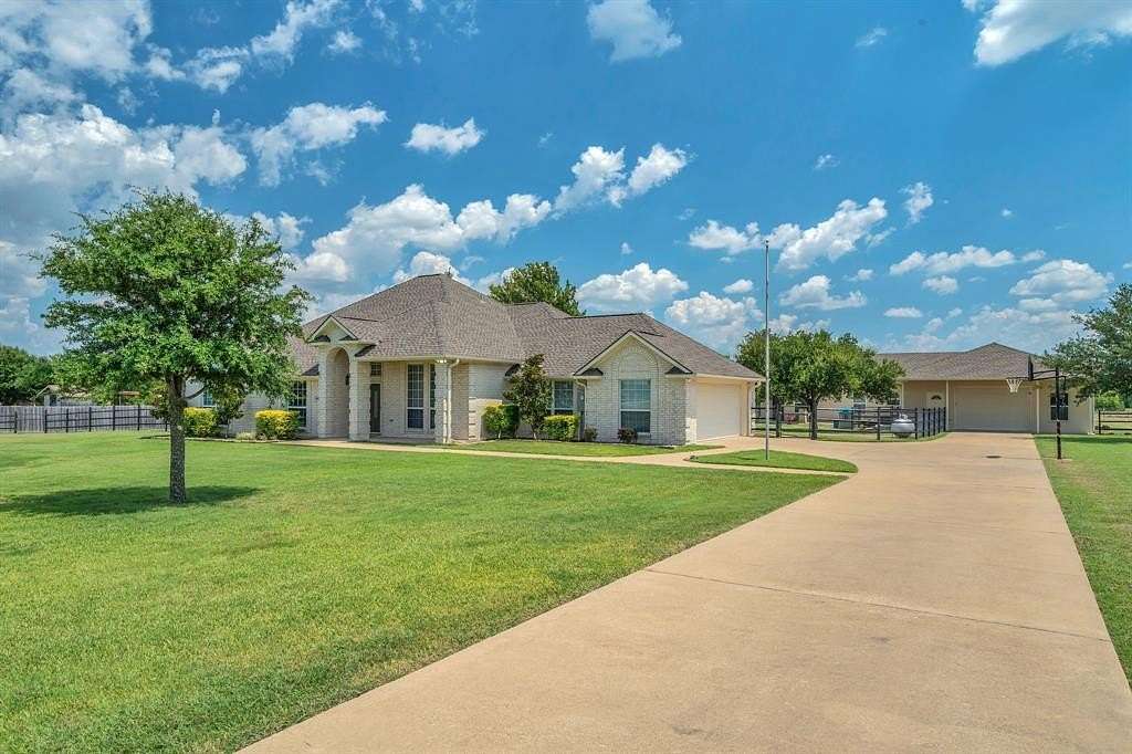 2.5 Acres of Residential Land with Home for Sale in Terrell, Texas