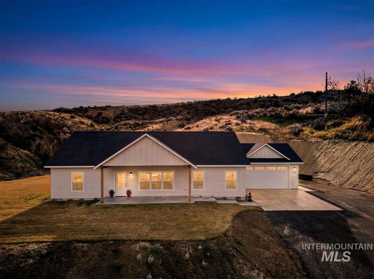 2.42 Acres of Residential Land with Home for Sale in New Plymouth, Idaho