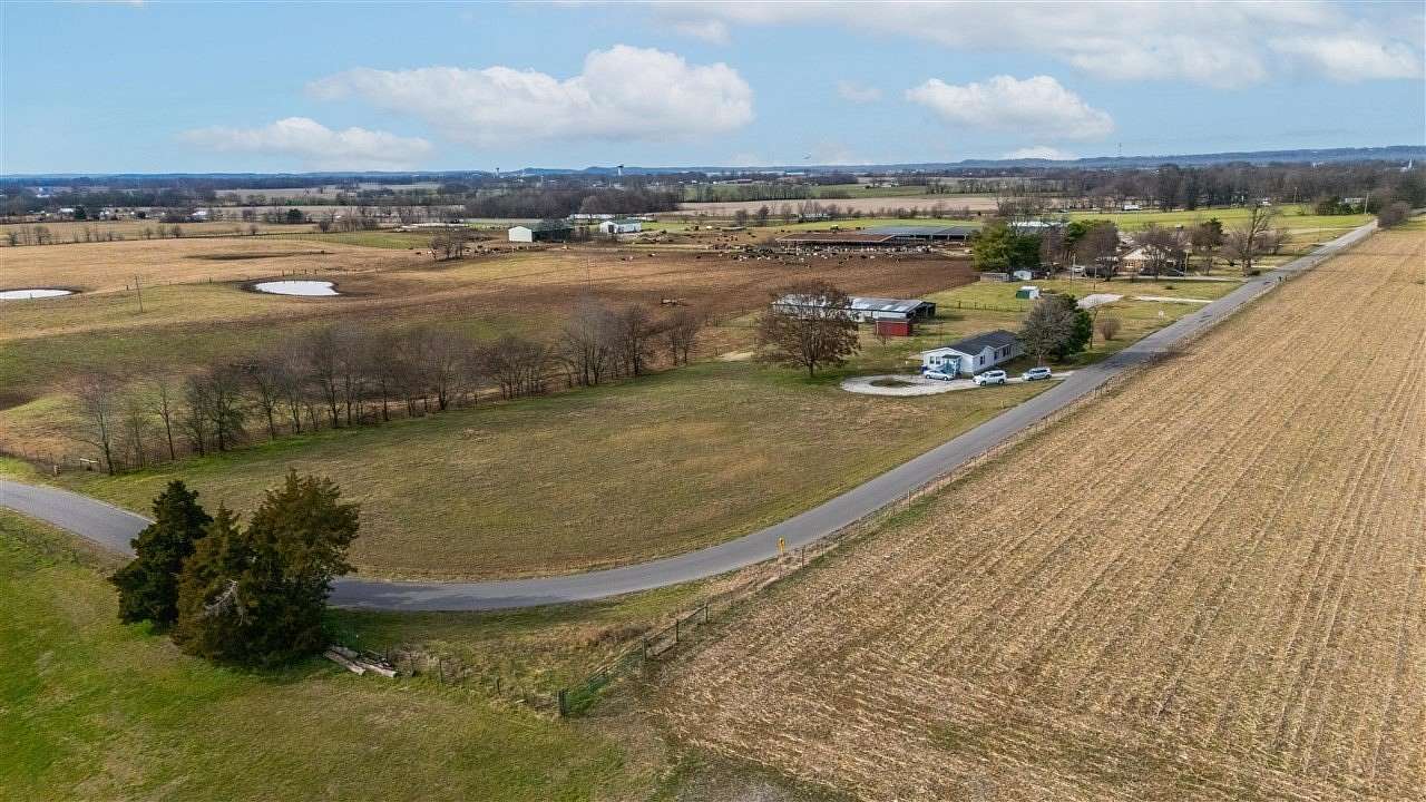 2.56 Acres of Residential Land with Home for Sale in Oakland, Kentucky