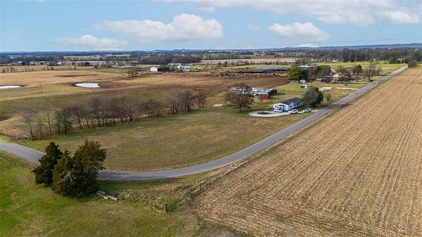 2.56 Acres of Residential Land with Home for Sale in Oakland, Kentucky