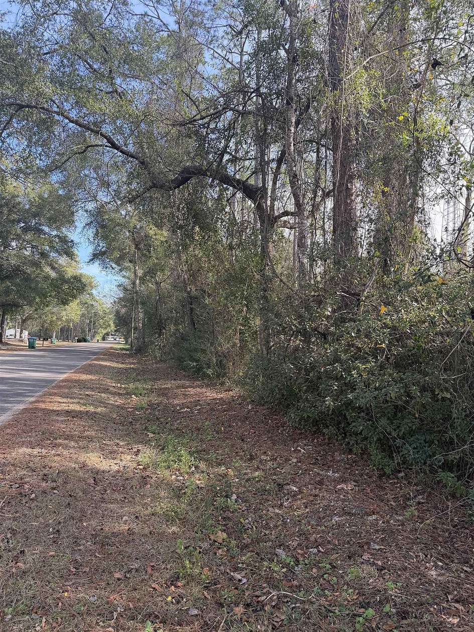 2.36 Acres of Commercial Land for Sale in Crawfordville, Florida