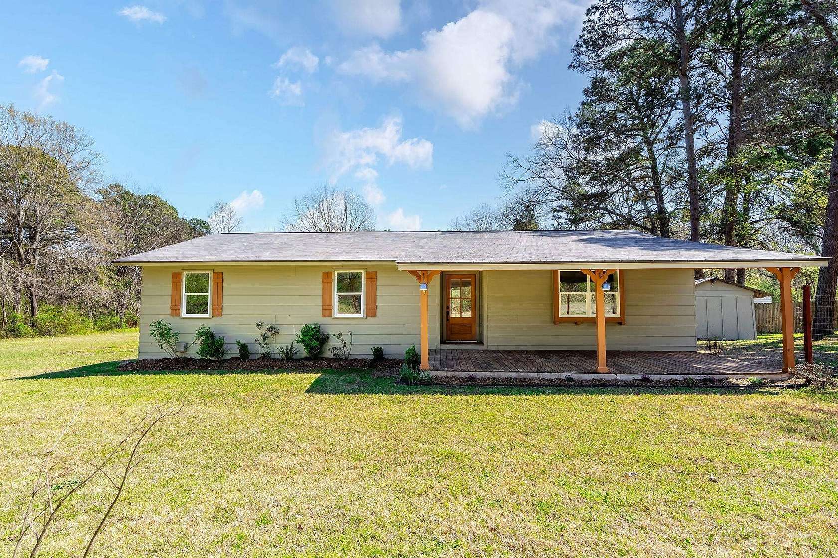 1.55 Acres of Residential Land with Home for Sale in Daingerfield, Texas