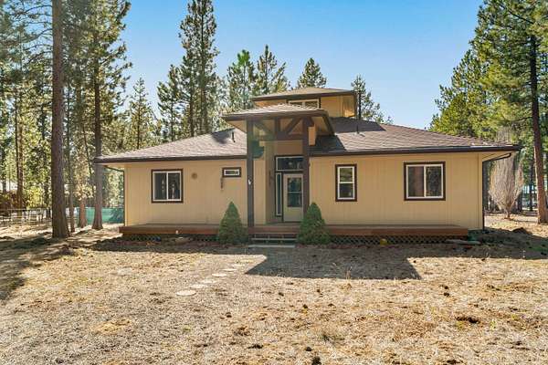 1.64 Acres of Land with Home for Sale in La Pine, Oregon