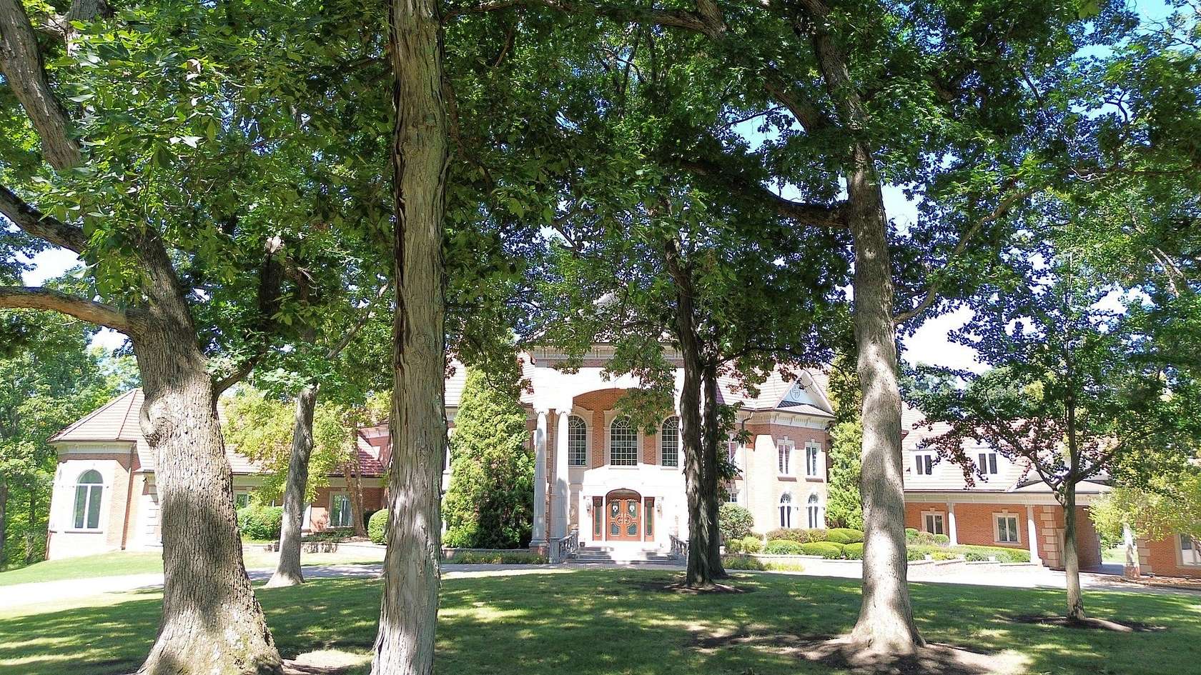 9.64 Acres of Residential Land with Home for Sale in Barrington Hills, Illinois