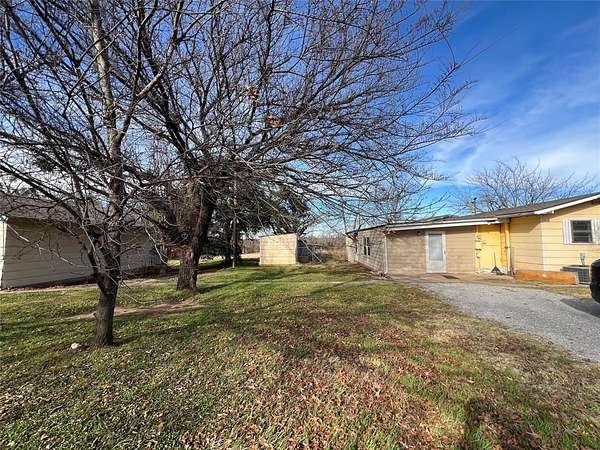 2.56 Acres of Residential Land with Home for Sale in Henrietta, Texas