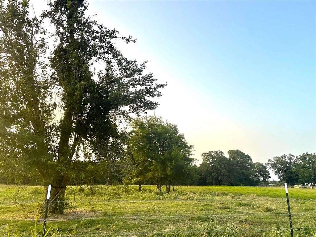10 Acres of Land for Sale in De Kalb, Texas