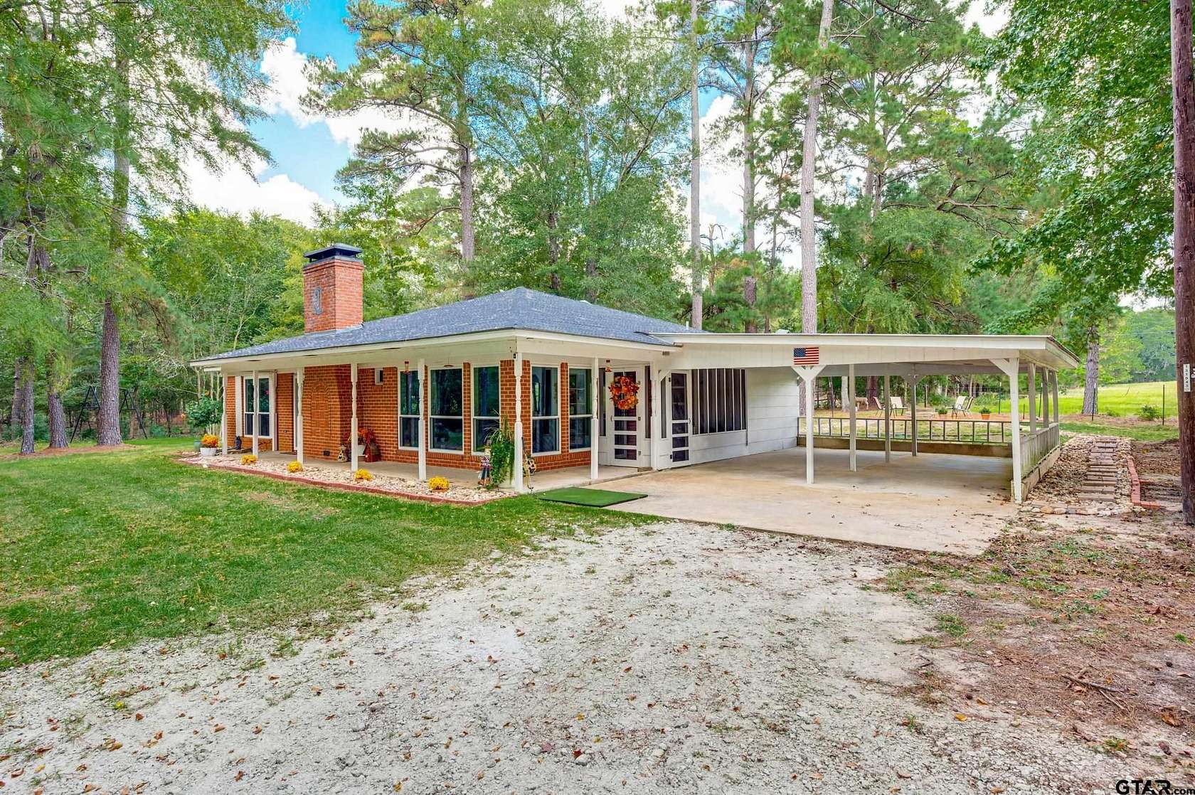 4.32 Acres of Residential Land with Home for Sale in Palestine, Texas