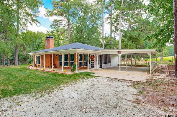 4.32 Acres of Residential Land with Home for Sale in Palestine, Texas