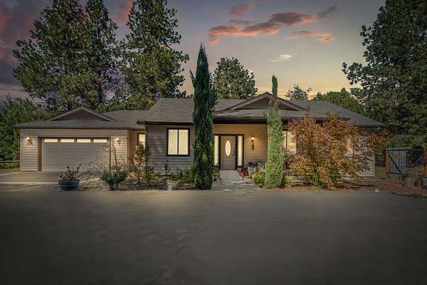 2.2 Acres of Residential Land with Home for Sale in Grants Pass, Oregon