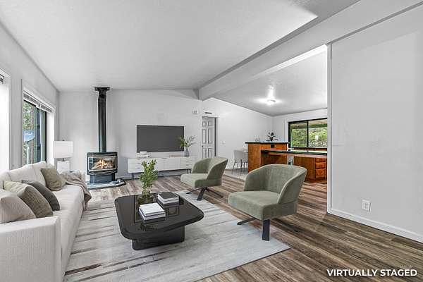 5.67 Acres of Residential Land with Home for Sale in Grants Pass, Oregon