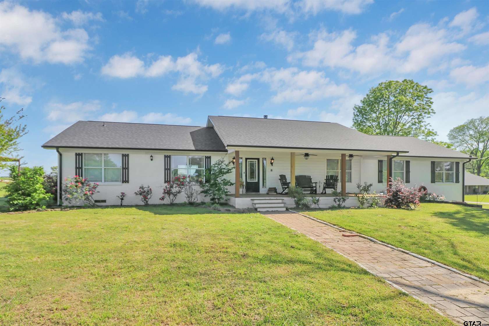 2.24 Acres of Residential Land with Home for Sale in Jacksonville, Texas