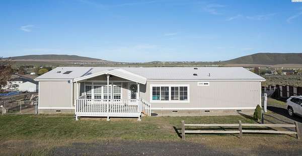 1.5 Acres of Residential Land with Home for Sale in Benton City, Washington