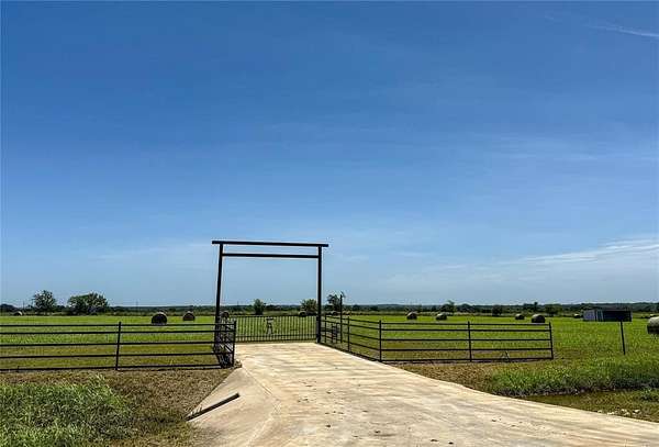 10 Acres of Residential Land for Sale in Blum, Texas