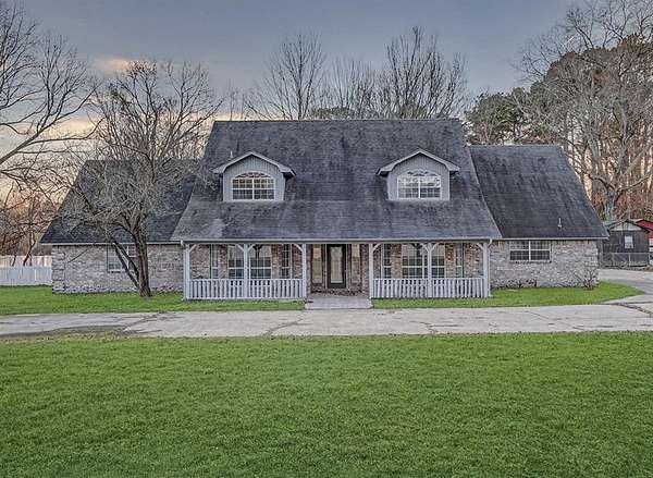 1.67 Acres of Residential Land with Home for Sale in Texarkana, Texas