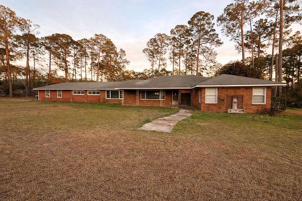 5 Acres of Residential Land with Home for Sale in Fitzgerald, Georgia