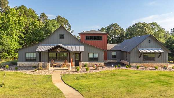 165 Acres of Recreational Land with Home for Sale in Gladewater, Texas