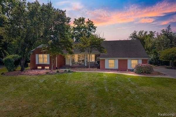 2.36 Acres of Residential Land with Home for Lease in Livonia, Michigan