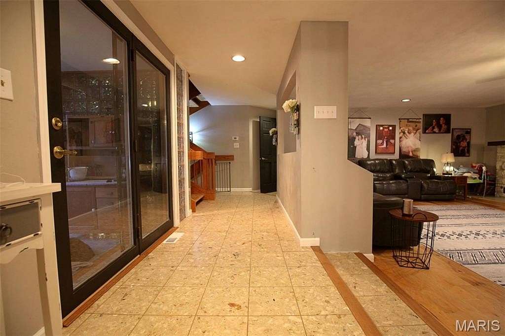 9 Acres of Residential Land with Home for Sale in Vandalia, Illinois