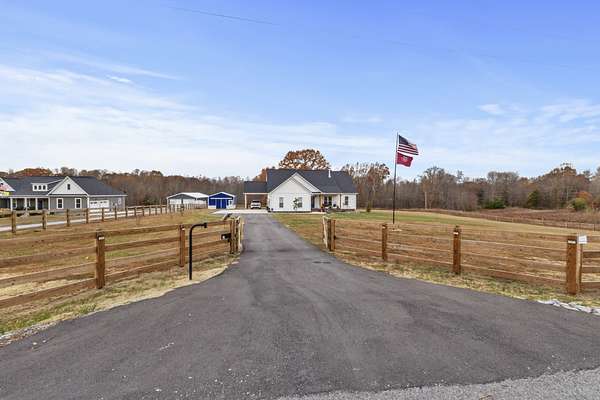 5 Acres of Residential Land with Home for Sale in Bethpage, Tennessee