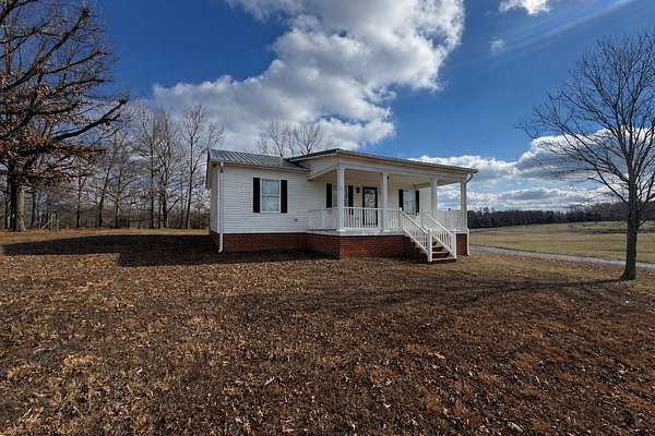 1.59 Acres of Residential Land with Home for Sale in Westmoreland, Tennessee