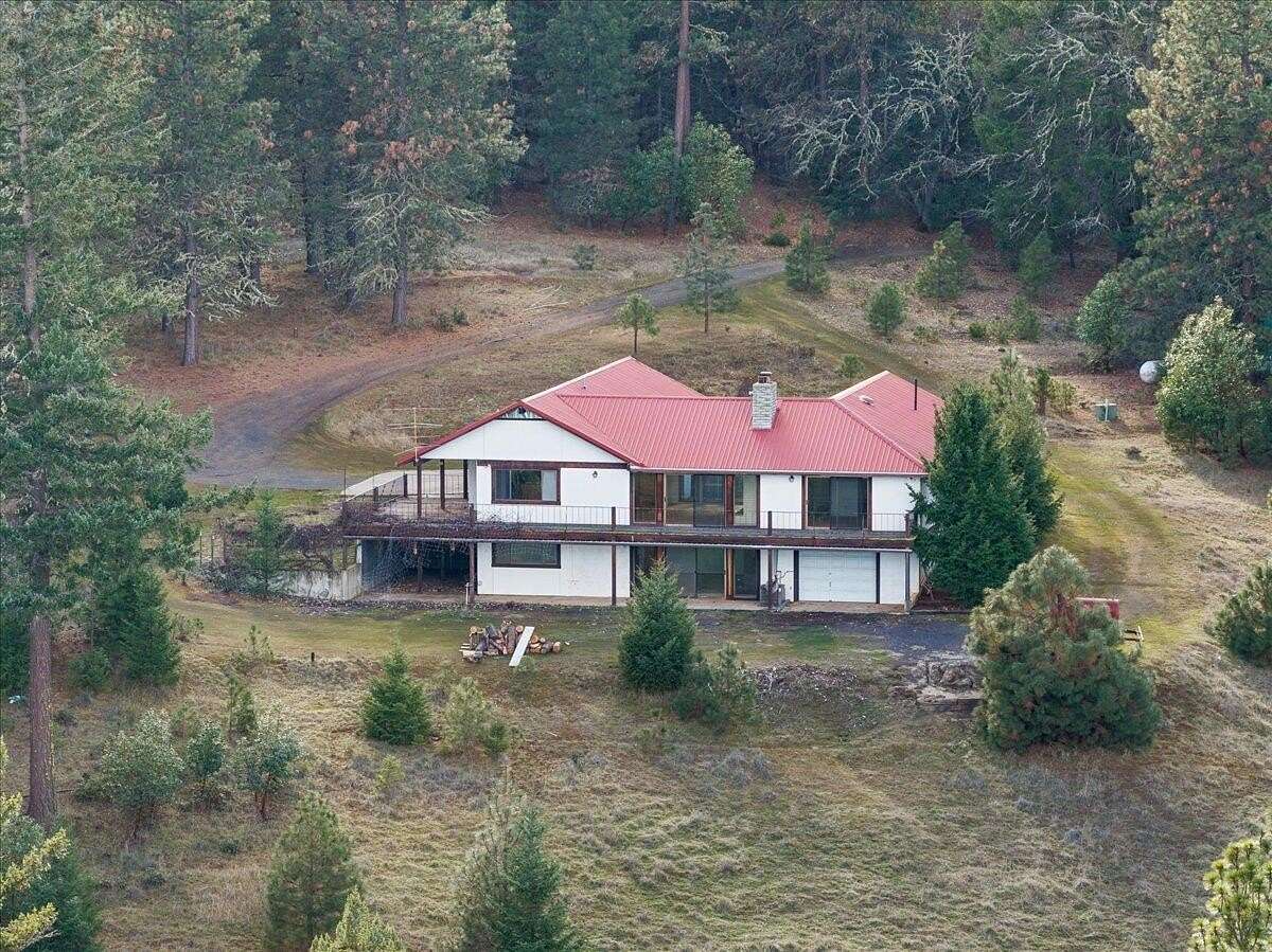 20 Acres of Land with Home for Sale in Jacksonville, Oregon
