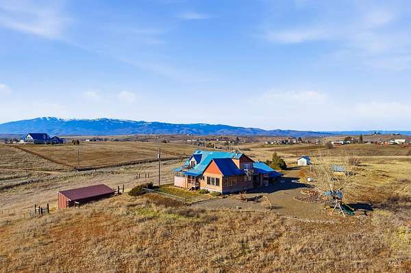 9.2 Acres of Land with Home for Sale in Mesa, Idaho