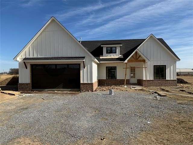 1.5 Acres of Residential Land with Home for Sale in Pryor, Oklahoma