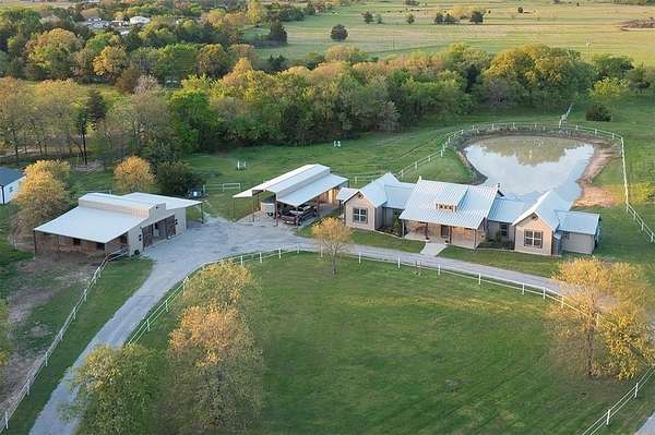 8.85 Acres of Land with Home for Sale in Whitesboro, Texas