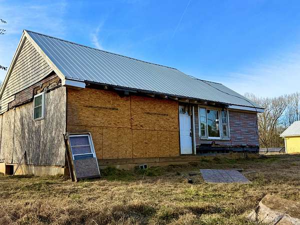 7.1 Acres of Residential Land with Home for Sale in Paris, Tennessee