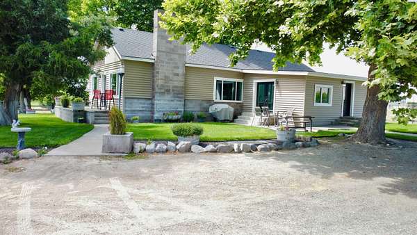 16 Acres of Land with Home for Sale in Sunnyside, Washington