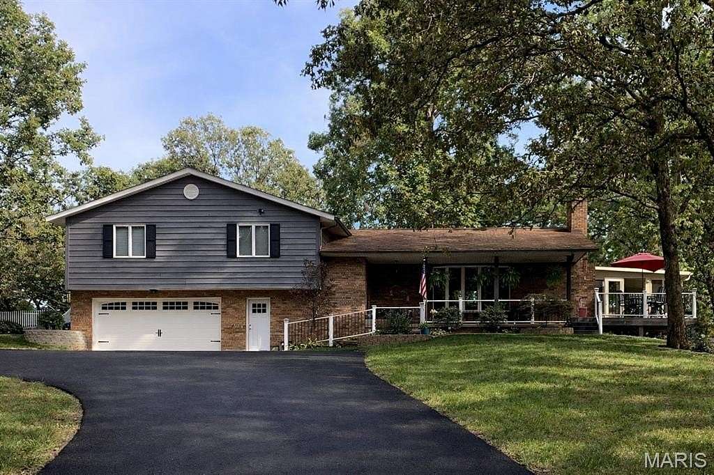 7.65 Acres of Residential Land with Home for Sale in Worden, Illinois